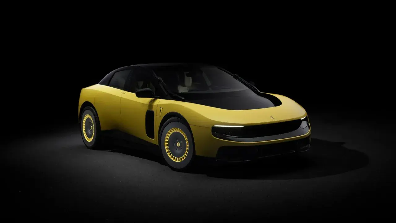 Un'audace Ferrari F244 gialla con tetto nero e cerchi dorati, illuminata da un fascio di luce su sfondo scuro.