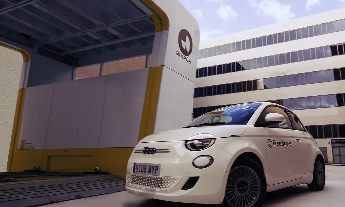 Fiat 500 elettrica pronta per la ricarica rapida alla stazione Ample. La sua batteria è il cuore pulsante della mobilità sostenibile.