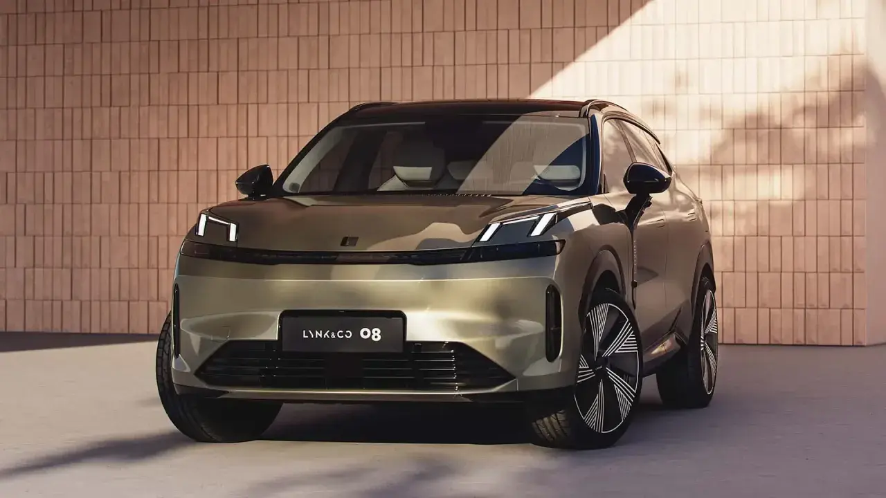 Lynk & Co 08, un SUV moderno con fari a LED distintivi, si presenta con un design audace su uno sfondo di mattoni.