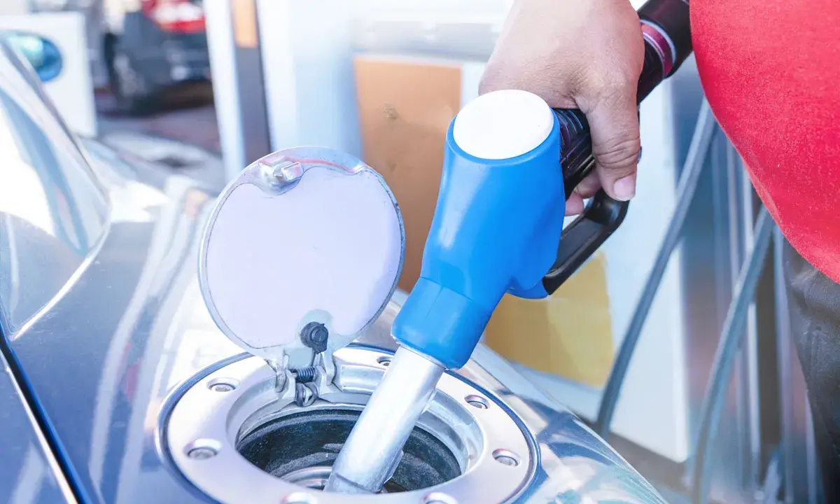 Rifornimento AdBlue: cosa succede se metto troppo? La pompa blu inserita nel serbatoio dell'auto.