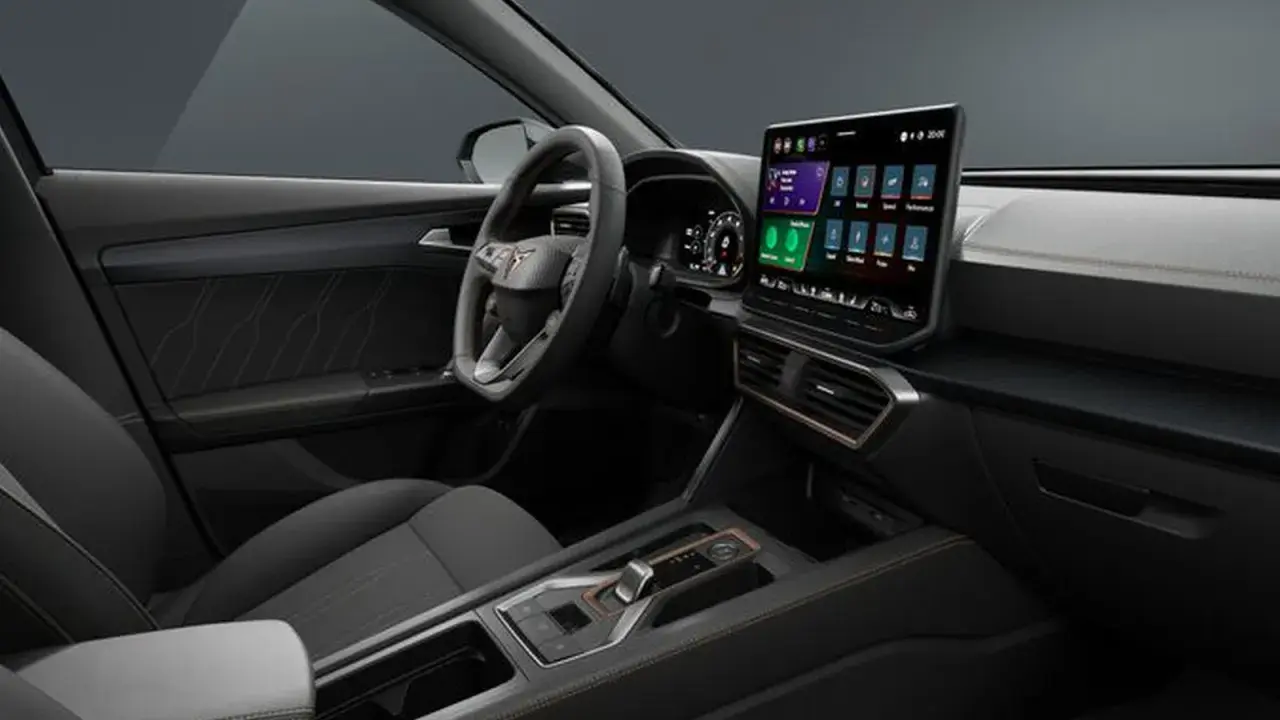Interni moderni della Cupra Formentor: volante sportivo, ampio display touchscreen e finiture curate.