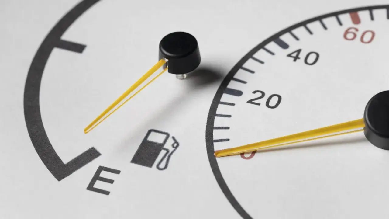 Indicatore di benzina esaurita, con la lancetta sull'E. La spia del serbatoio vuoto è accesa.