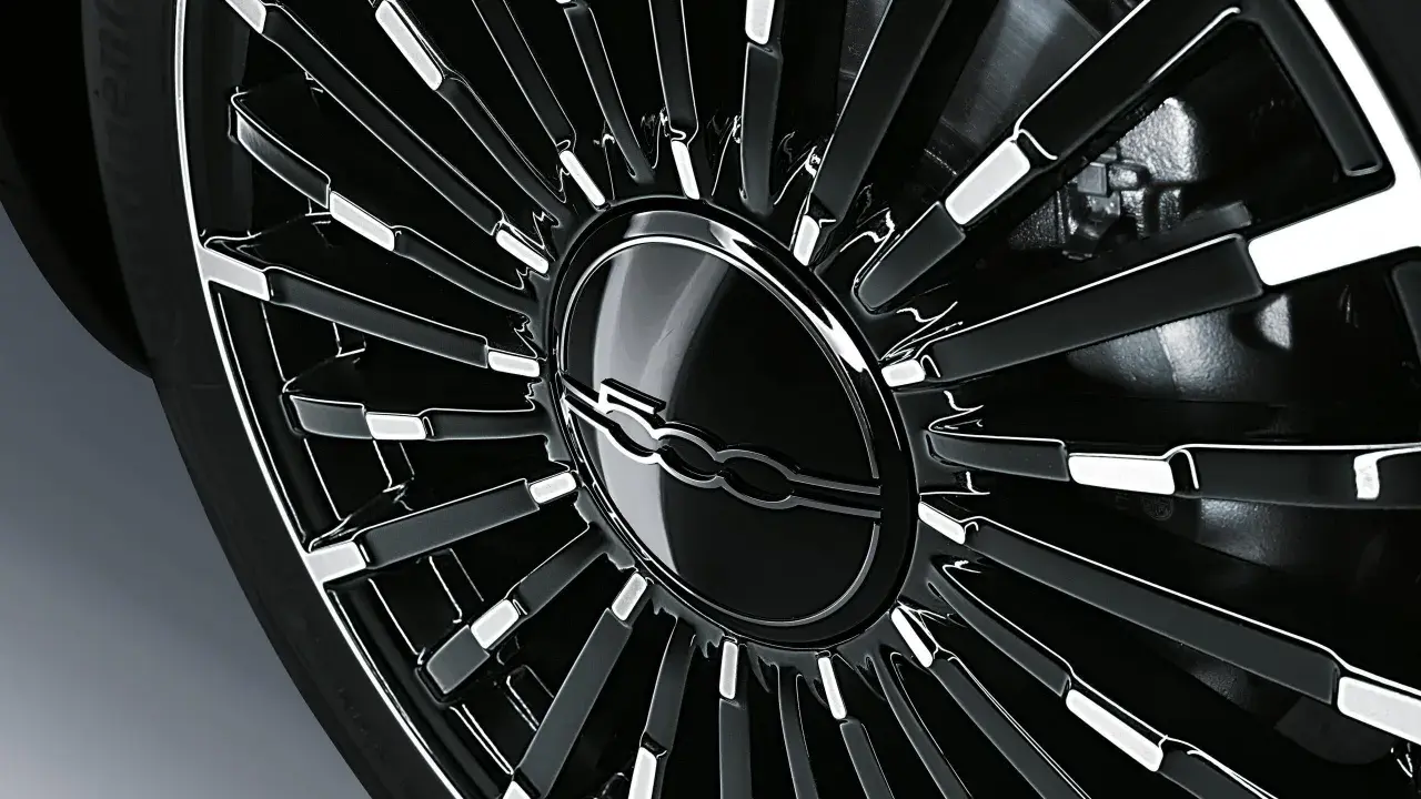 Cerchione nero lucido con logo Fiat 500. La pressione pneumatici corretta è fondamentale per la sicurezza della tua Fiat 500.