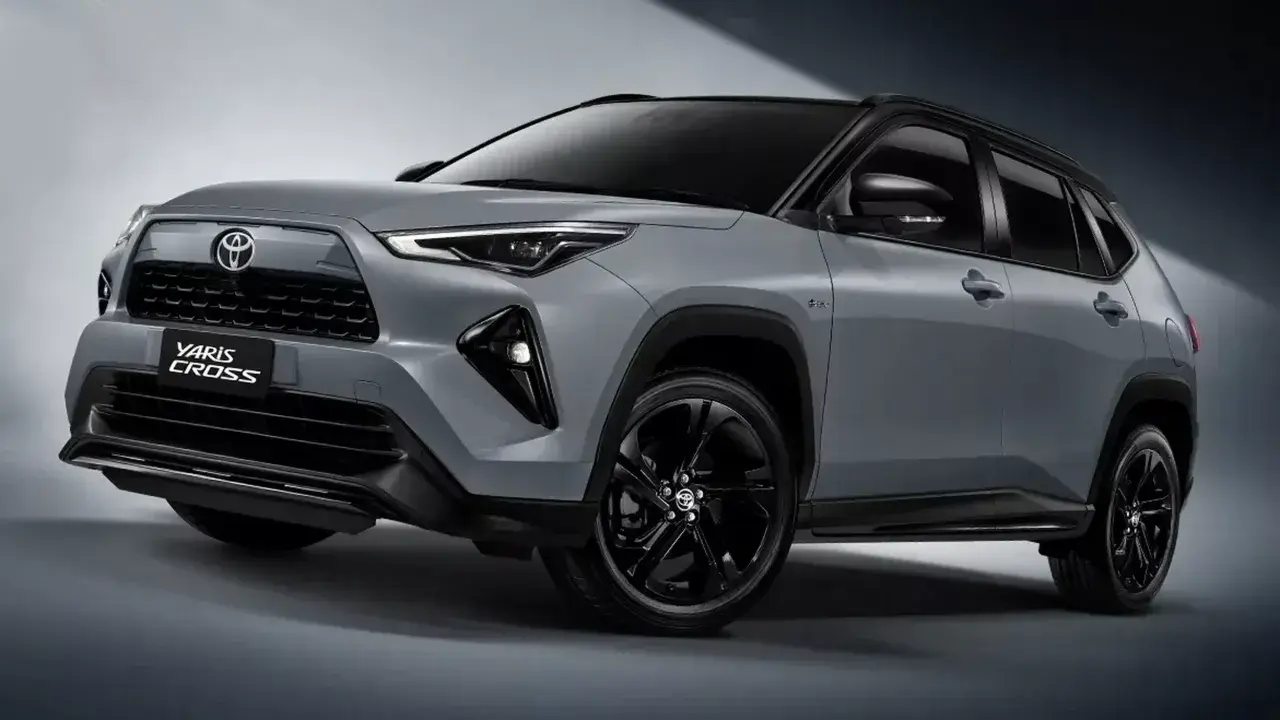 La nuova Yaris Cross 2026, un SUV compatto grigio metallizzato con dettagli neri, si presenta con un design audace e moderno.