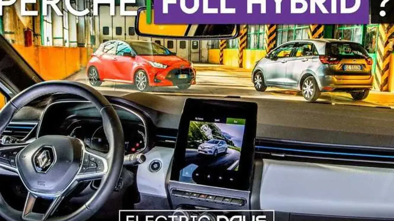 Interno di un'auto con volante e schermo. Fuori, due auto, una rossa e una grigia, con la scritta "PERCHÈ FULL HYBRID?".