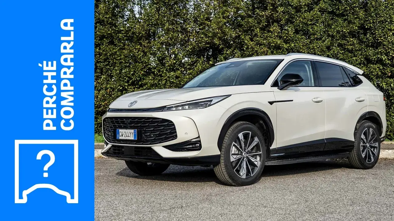 Un SUV bianco moderno, pronto per le mg auto recensioni. La scritta "Perché comprarla" e un punto interrogativo blu sul lato sinistro invitano a scoprire di più.