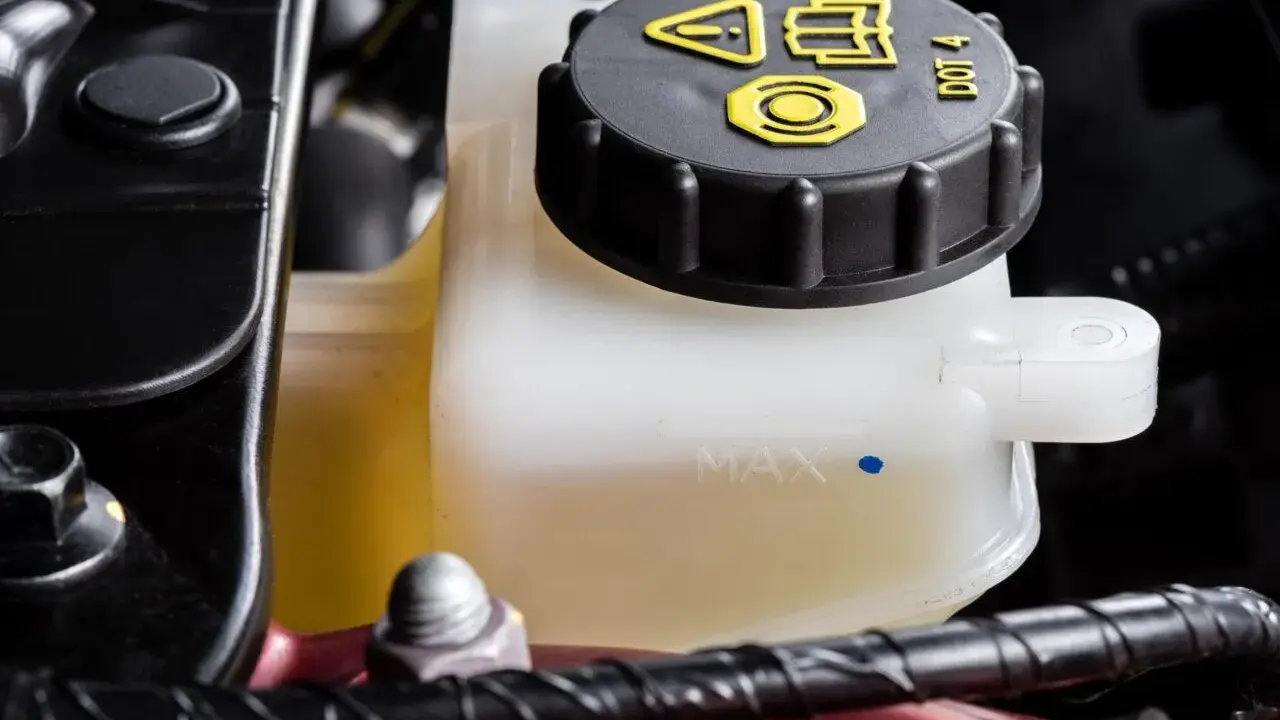 Serbatoio liquido freni auto, pronto per il cambio olio freni. Livello MAX visibile.