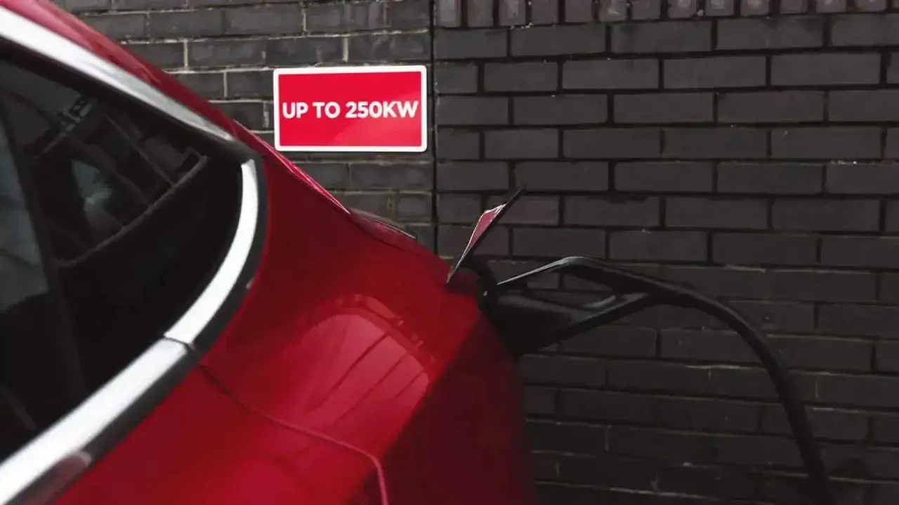 Rosso Tesla in carica rapida, fino a 250kW. Il tempo ricarica Tesla è ridotto grazie a questa potenza.
