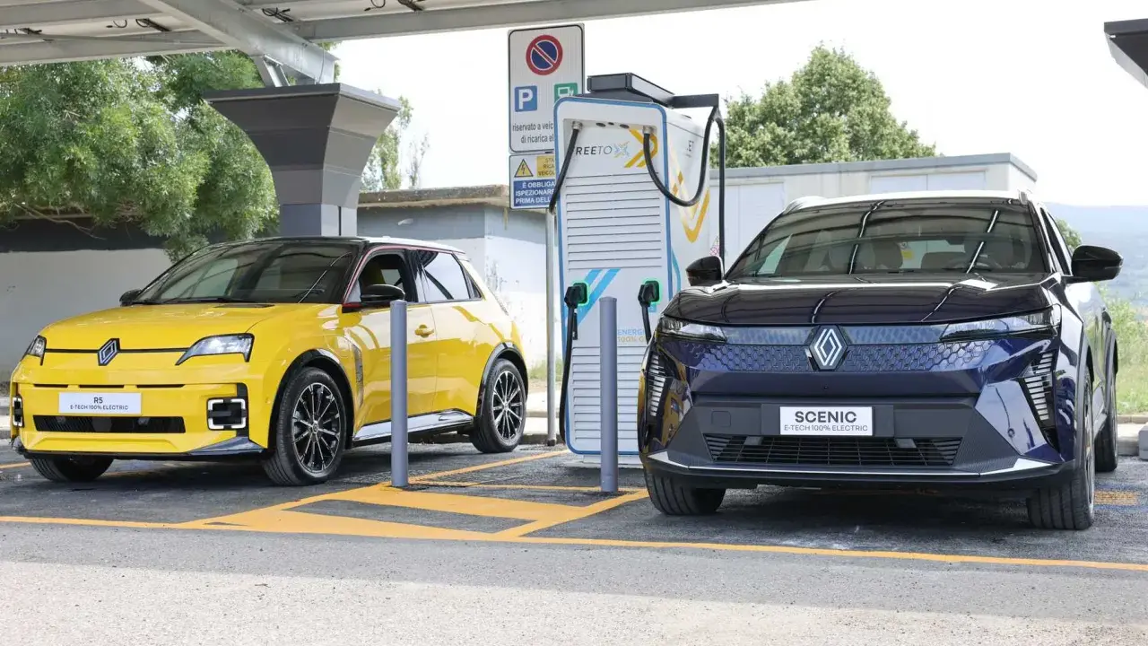 Due auto elettriche, una gialla e una blu, in carica presso una colonnina. Un'immagine che rappresenta la mappa colonnine ricarica auto elettriche Italia.