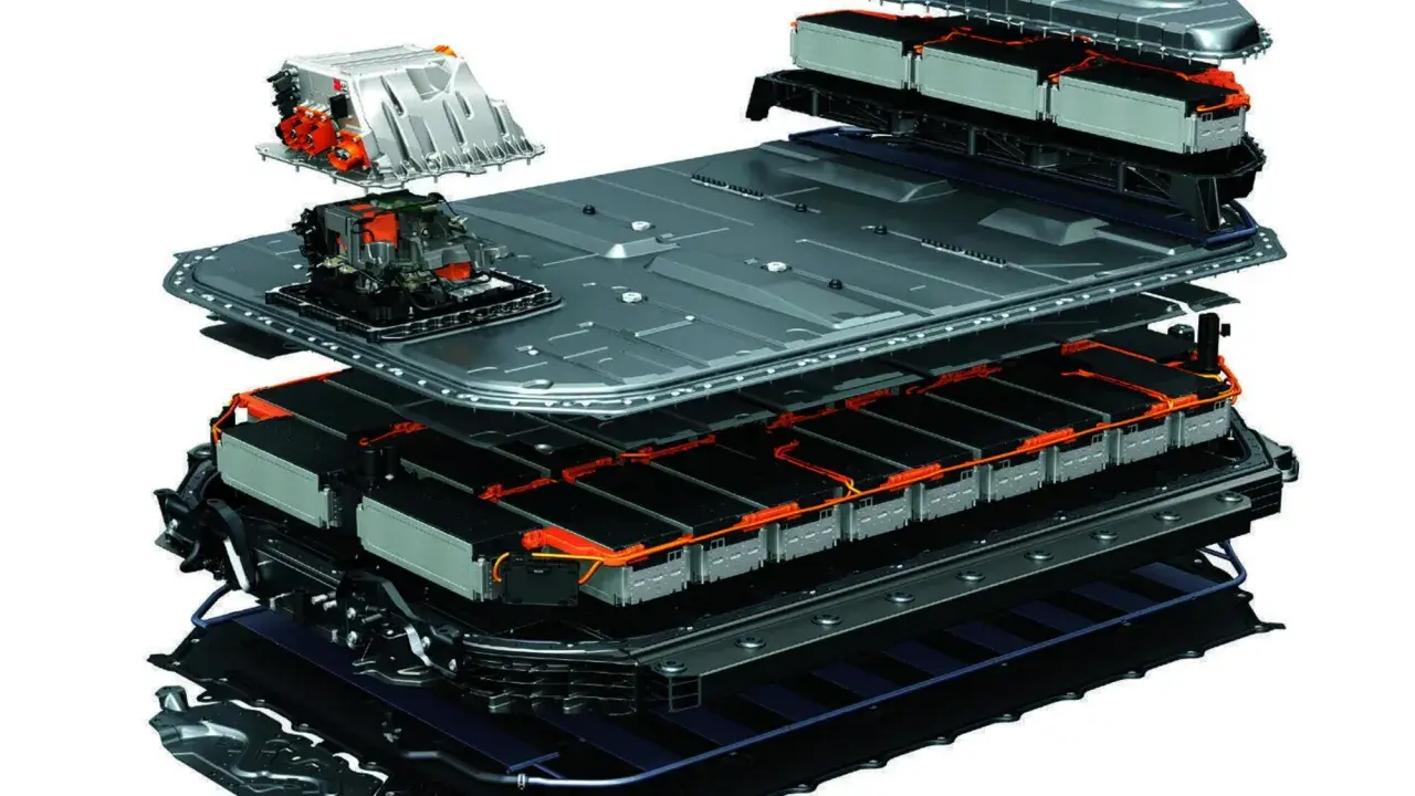 Dettaglio esploso di un pacco batterie per veicoli elettrici, mostrando la disposizione dei moduli e dei componenti interni. Queste batterie allo stato solido promettono maggiore sicurezza ed efficienza.