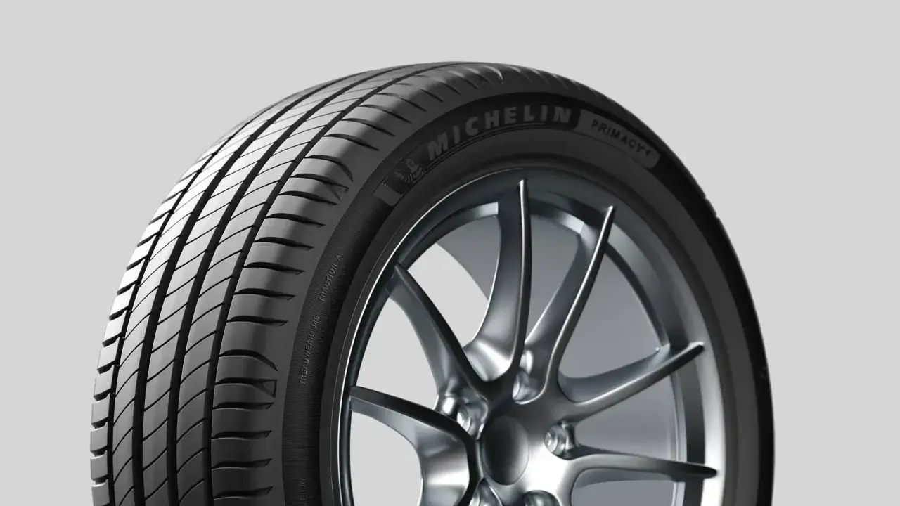 Pneumatico Michelin Primacy 4, con cerchio sportivo. Nessun difetto visibile, solo prestazioni.