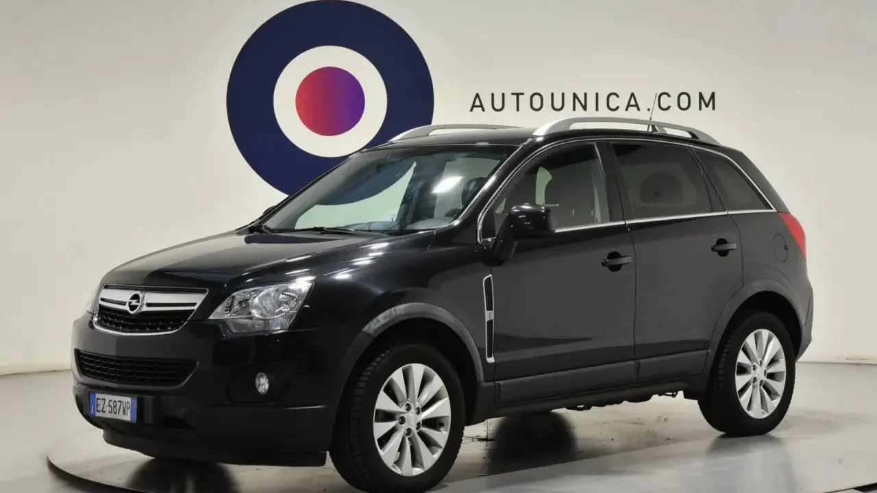 Opel Antara nera, un SUV spazioso. Non si notano particolari difetti evidenti in questa immagine.