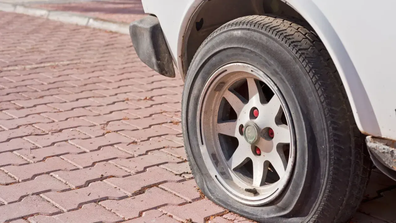 Gomma a terra sul pavé. Impara come smontare una gomma dal cerchio per risolvere il problema.