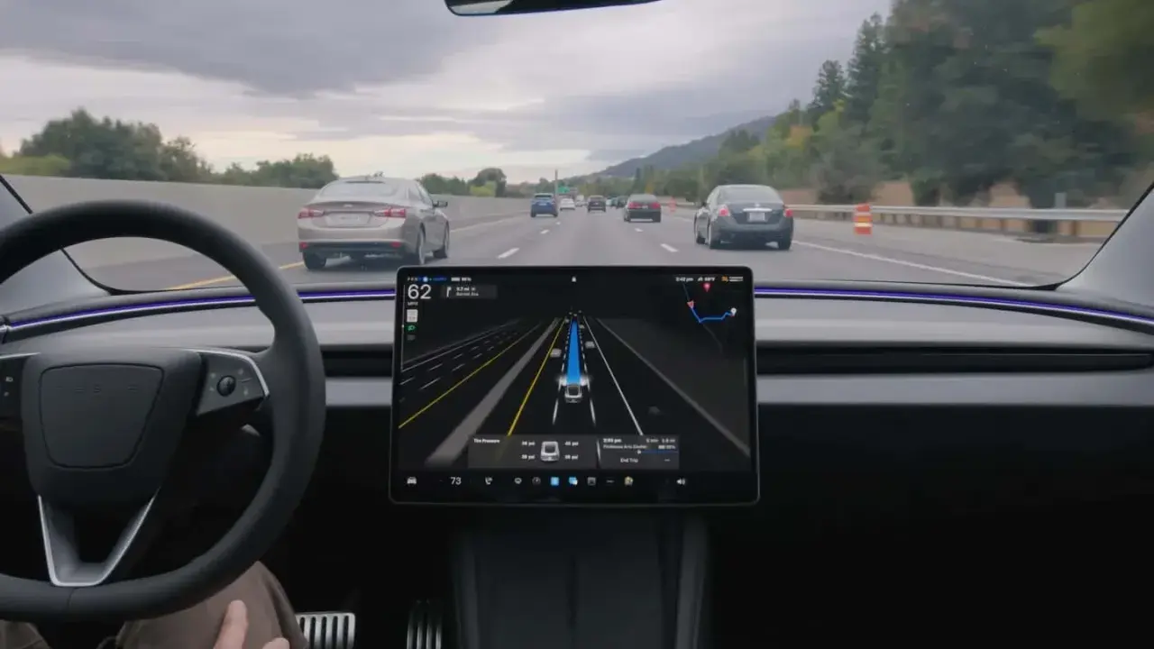 Interno di una Tesla con il sistema FSD attivo, mostra la guida autonoma in autostrada con visualizzazione delle auto circostanti.