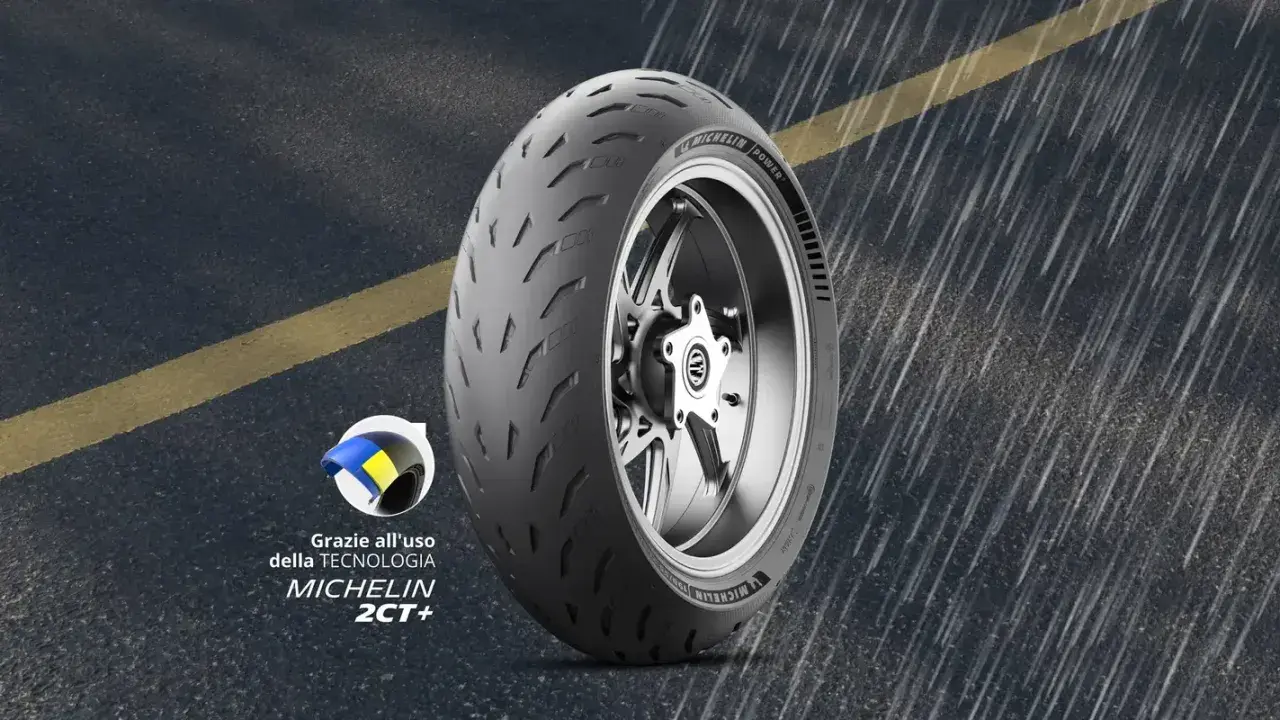 Pneumatico Michelin Power 2CT+ su strada bagnata, per le migliori gomme su bagnato.