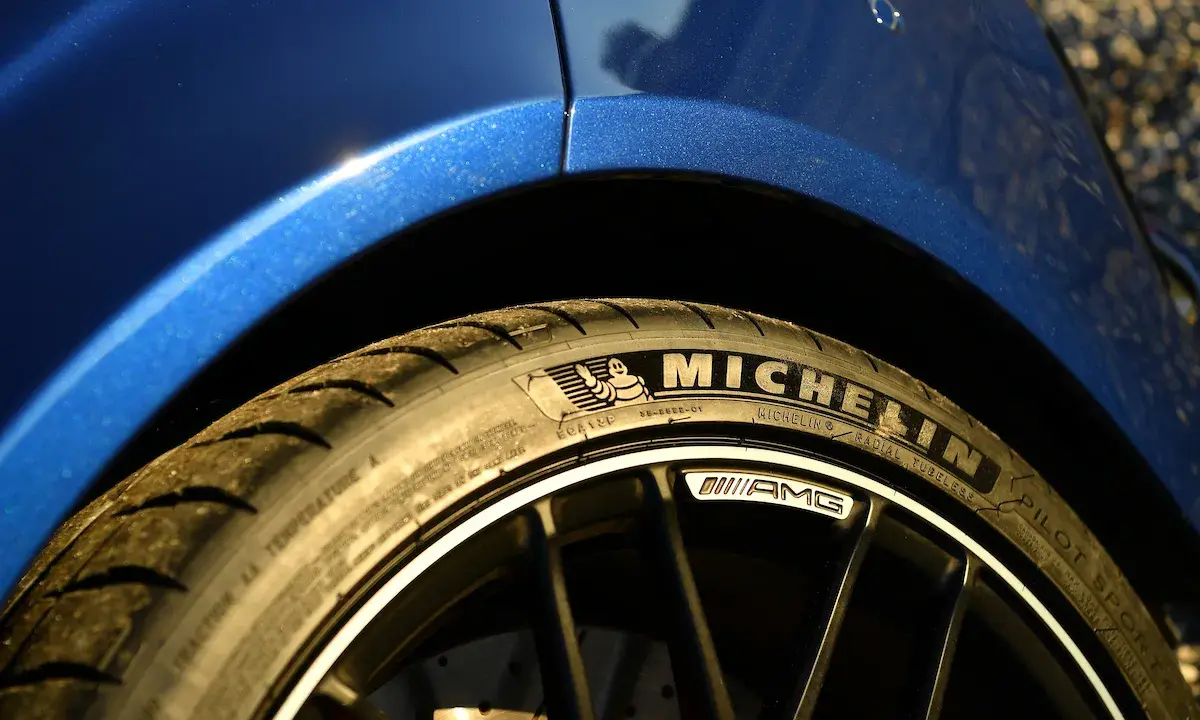 Gomme Michelin Pilot Sport su cerchio AMG di un'auto blu scintillante.