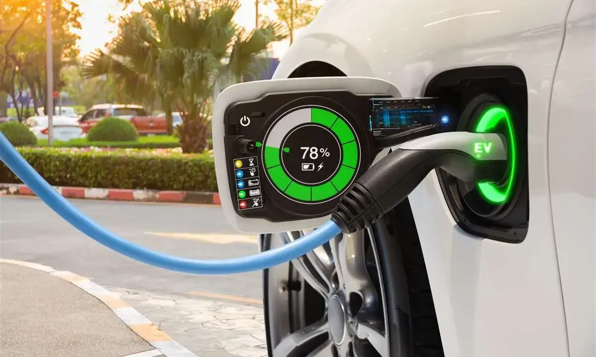 Auto elettrica in carica, con display al 78%. Un futuro sostenibile in Veneto, con il bollo auto elettriche che incentiva la transizione ecologica.
