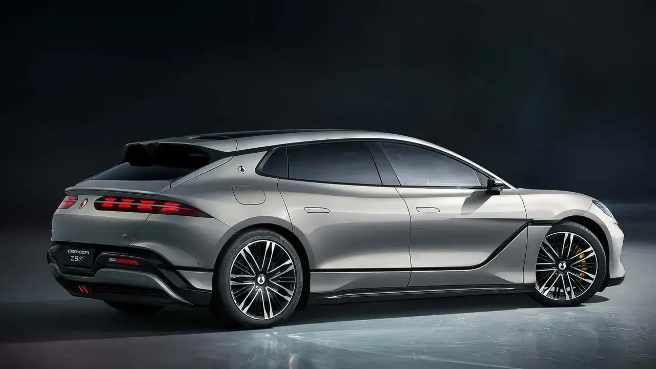 La Denza Z9 GT, un'elegante berlina sportiva color argento, mostra le sue linee aerodinamiche e i fari posteriori a LED distintivi.