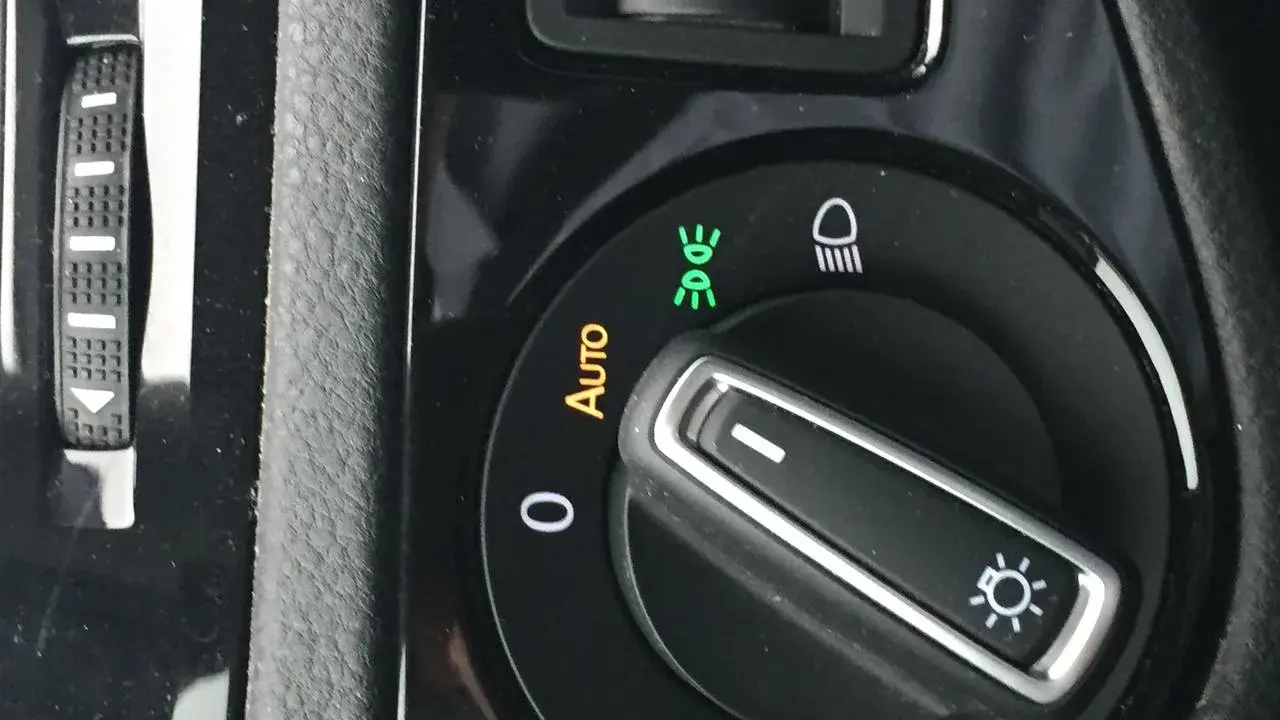 Manopola luci auto con simbolo fendinebbia anteriore illuminato.