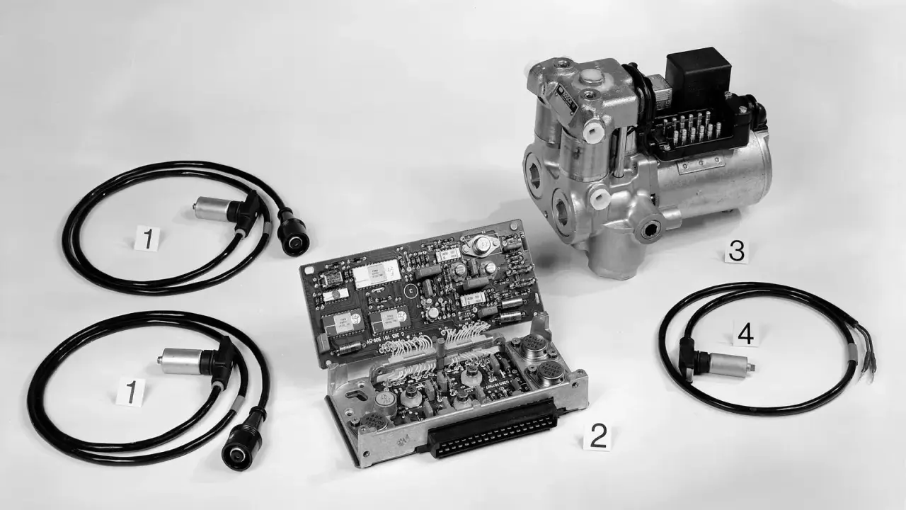 Componenti di un sistema ABS per auto: sensori ruota (1), centralina elettronica (2), attuatore idraulico (3) e cavo (4).