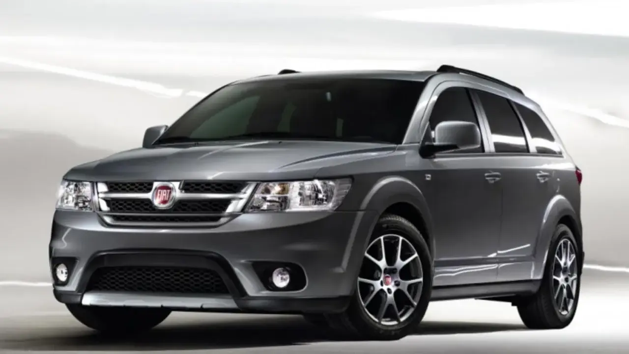 Fiat Freemont grigio metallizzato, un SUV spazioso. Alcuni proprietari segnalano fiat freemont difetti comuni, ma l'estetica rimane accattivante.