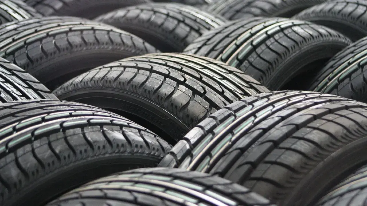 Pile di pneumatici, un simbolo di gomme 4 stagioni pronte ad affrontare ogni condizione climatica.
