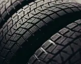 Primo piano di pneumatici invernali Imperial, con battistrada profondo. Le recensioni suggeriscono ottima aderenza.