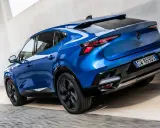 La nuova Renault Rafale blu elettrico sfreccia con stile, mostrando il suo design audace e moderno.