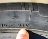 Dettaglio pneumatico con indice di velocità "V". Questo significa che posso montare pneumatici con indice di velocità superiore per una maggiore sicurezza.