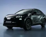 Subaru elettrica "Uncharted" nera, con fari a LED e logo Subaru sul frontale.