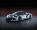 Chevrolet Corvette Z06 argentata, un gioiello tra i modelli Chevrolet, con cerchi neri e pinze blu.