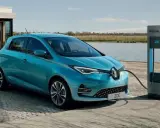 Renault Zoe, una delle auto elettriche più vendute, in carica vicino a un lago.