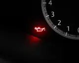 Spia rossa sul cruscotto: attenzione al livello olio motore! Un problema da non sottovalutare per la salute del tuo veicolo.