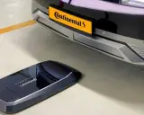 Piattaforma per ricarica wireless auto elettriche Continental, con un'auto parcheggiata sopra.