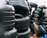 Pile di gomme invernali con chiodi, pronte per affrontare la neve. La sigla gomme invernali è ben visibile sul battistrada.