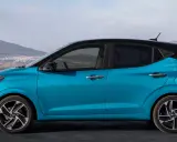 Hyundai i10 blu con tetto nero, vista laterale. Le dimensioni compatte la rendono perfetta per la città.