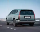 La nuova Ioniq 9, un SUV elettrico dal design futuristico, sfreccia su un'autostrada sotto un cielo azzurro.