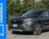 Suzuki S-Cross Hybrid: scopri se ci sono problemi prima di acquistarla. Auto grigia parcheggiata all'aperto.