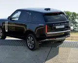 La nuova Range Rover elettrica affronta un percorso di prova su una superficie metallica.