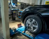 Auto in officina per controllo assetto ruote. Pneumatico Michelin, tra le migliori marche di pneumatici, montato su cerchio in lega.
