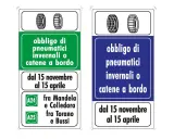 Segnali stradali indicano l'obbligo gomme invernali o catene a bordo dal 15 novembre al 15 aprile.