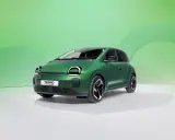 Un'auto utilitaria verde brillante, la Renault Twingo E-Tech Electric, posizionata su uno sfondo verde sfumato.