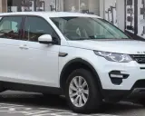 Discovery Sport, un'auto elegante ma con qualche piccolo difetto, parcheggiata in strada.