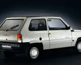 La Fiat Panda Elettra, un'icona ecologica, sfoggia un design distintivo con strisce colorate sul fianco.