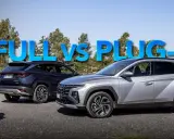 Uomo indica due SUV, uno blu e uno grigio, con la scritta "FULL VS PLUG-IN". Quando una auto ibrida non conviene.