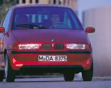 La BMW E1 rossa, un prototipo elettrico, si presenta con un design compatto e futuristico, pronta a sfrecciare nel traffico urbano.