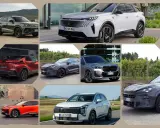 Vari SUV sportivi in diverse ambientazioni: un'auto grigia su sterrato, una bianca davanti a un edificio moderno, una rossa vista da dietro, una grigio scuro con dettagli arancioni, una grigio argento, un'arancione vicino a un muro di mattoni e una bia...