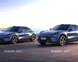Due auto elettriche Xiaomi, SU7 e YU7, parcheggiate sulla costa al tramonto.