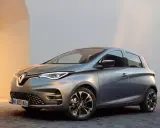 Renault Zoe grigio metallizzato, un'auto elettrica moderna. Le recensioni la lodano per design e prestazioni.