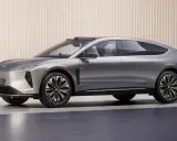 Nio ET9, un'elegante berlina coupé grigia, mostra un design futuristico con linee aerodinamiche e cerchi sportivi.